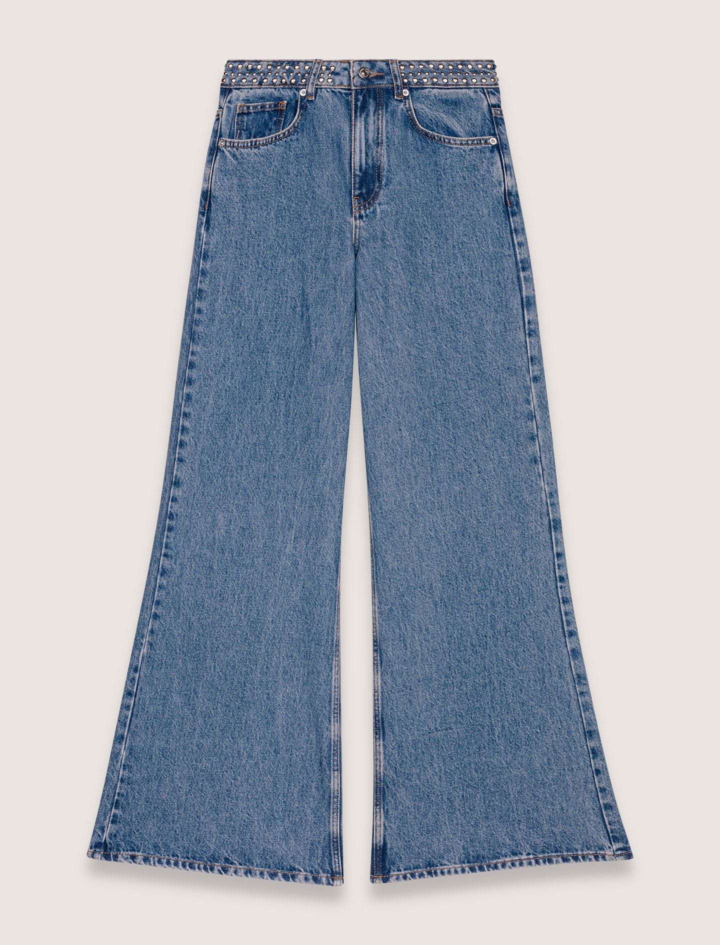 Quần jeans ống loe phối đinh